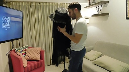 EL SUENA QUE LA COJE SIN PARAR Y LE LLENA EL CULO DE LECHE ... POBRE MUCHACHO