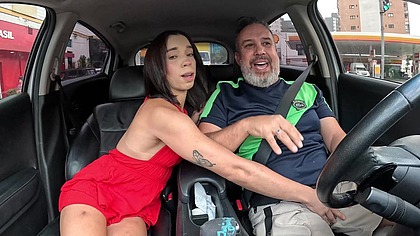 Julia Vass entra na carona e leva ferro no rabo