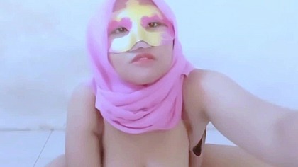 Cewek hijab Indonesia colmek pakai botol besar