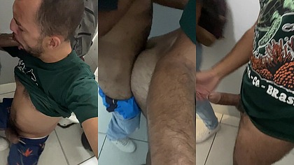 Ele entrou no banheiro e falou que queria ser mamado, fiquei de joelhos e logo ele pediu meu cu, me da seu cuzinho, dei, ele gozou e foi embora.