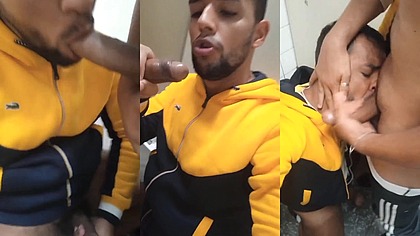 Entrei no banheiro macho ficou olhando logo pauzao