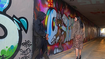 Dominicano detona a italiana debajo de un puente en las calles de Barcelona.