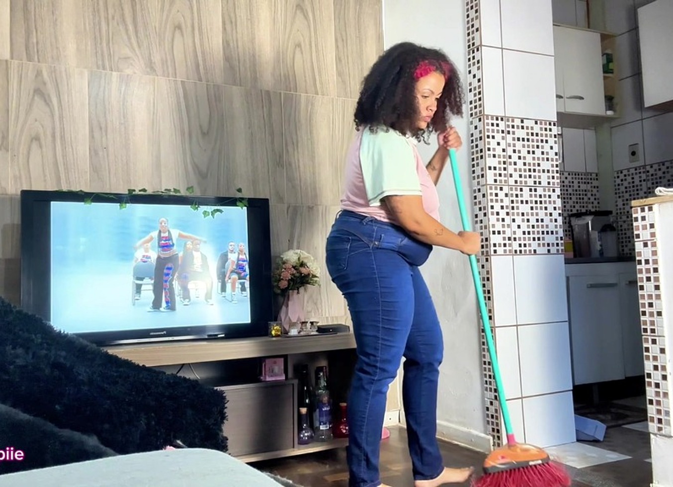 Chubby Housewife Farting In Tight Jeans While Cleaning