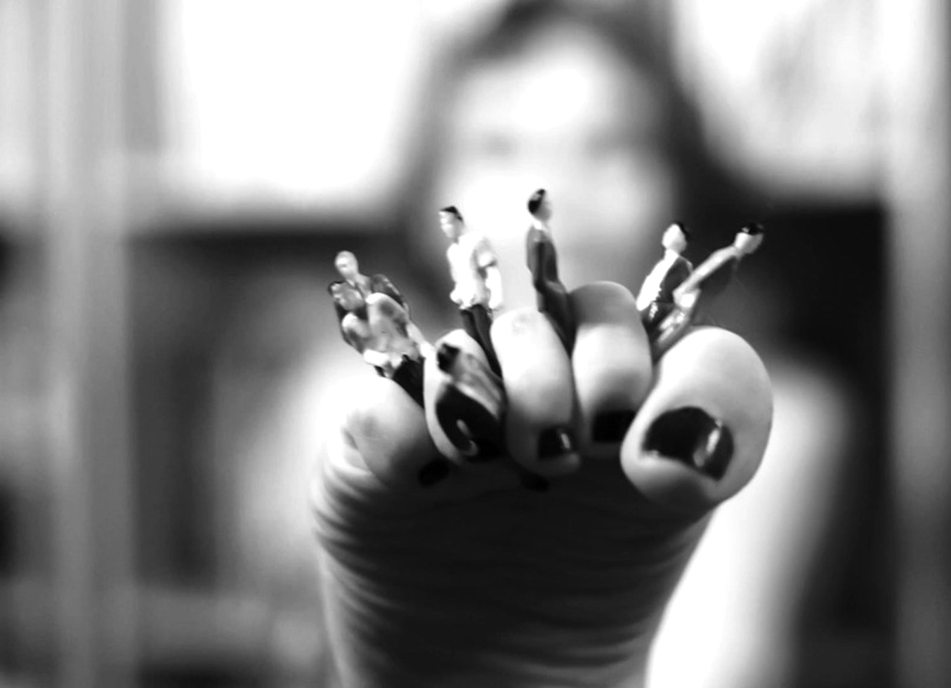 Bia Roman Is The Boss: Today You Will Be The Foot Goddess's Toy