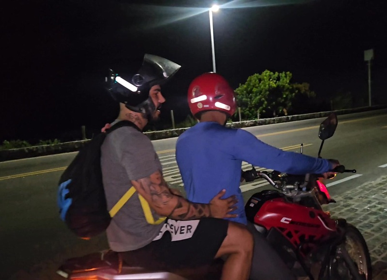 Alisei O Motouber E Chamei Para Um Sexo No Mato E Apareceu Mais 2 Homem Levei Leite Deles