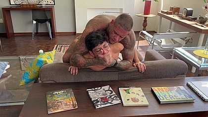 O MACHAO TATUADO ME MOSTROU QUEM MANDA E ME COLOCOU PRA CHORAR NA ROLA