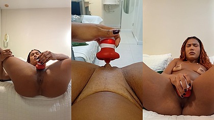 COMPREI UM BRINQUEDO NOVO E NAO QUERO TIRAR ELE DA BUCETA
