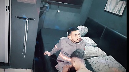 ELETRICISTA COMENDO O CASAL QUE O CONTRATOU PARA UM SERVICO - PARTE 01