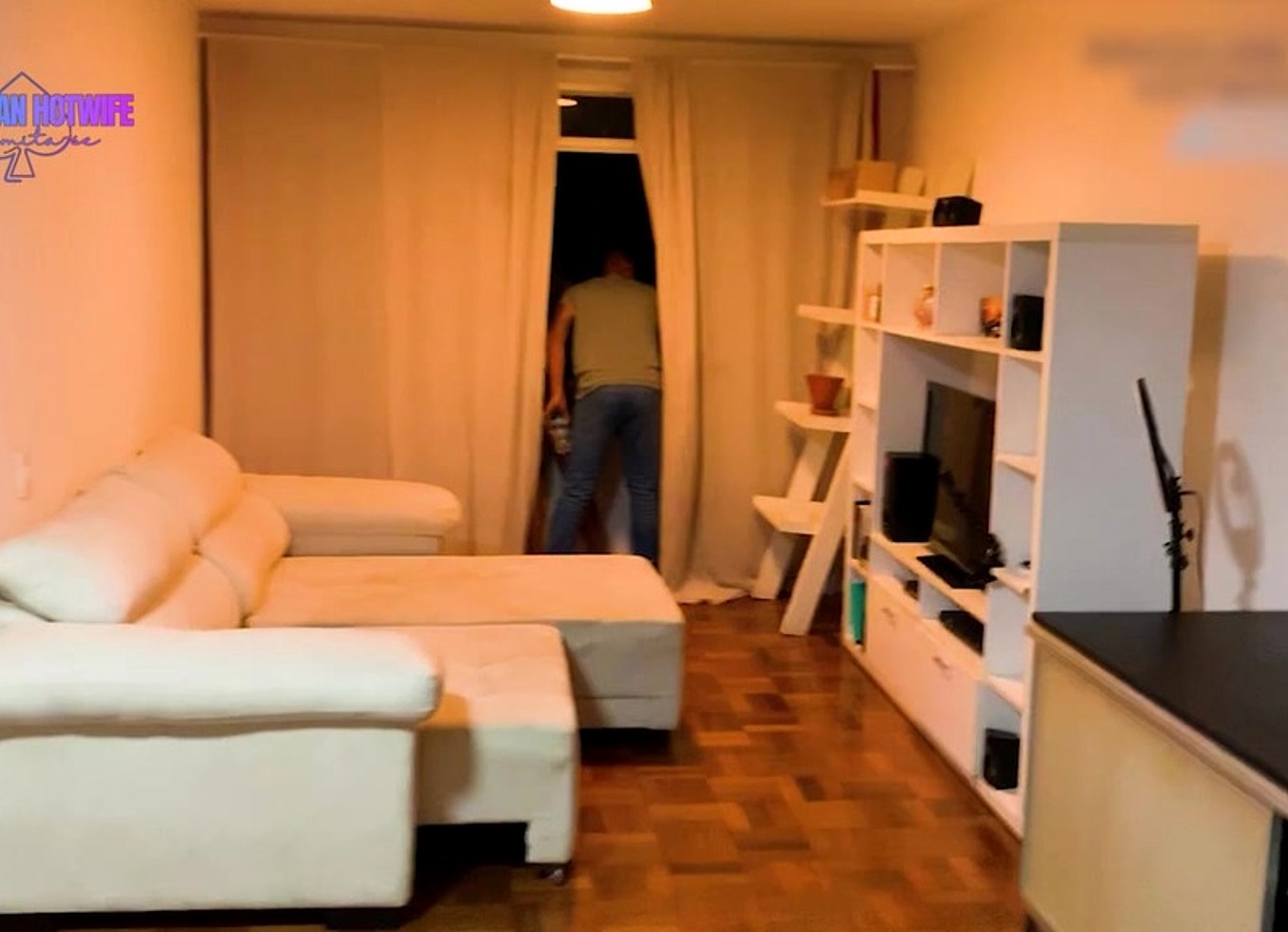 Ana Resolve Mostrar Ao Nosso Convidado A Vista Do Nosso Apartamento