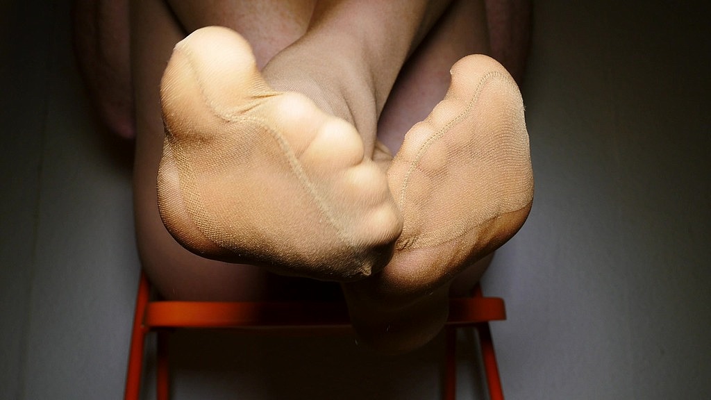 tan pantyhose feet fun (Skylarknu) tan pantyhose feet fun (Skylarknu)