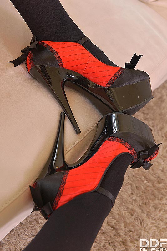 Randy Solo Moments: Leggy Bombshell Fingers Asshole #4