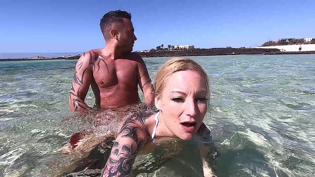 public extrem am strand unterwasser - erwischt worden (Kitty Blair, Andy Star) public extrem am strand unterwasser - erwischt worden (Kitty Blair, Andy Star)