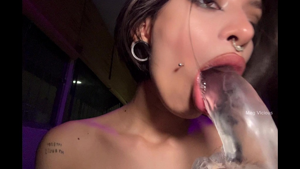 екстремальний сеанс глибокого горла ASMR - густа слина, що тече (Meg Vicious) extreme asmr deepthroat session - thick drooling saliva (Meg Vicious)