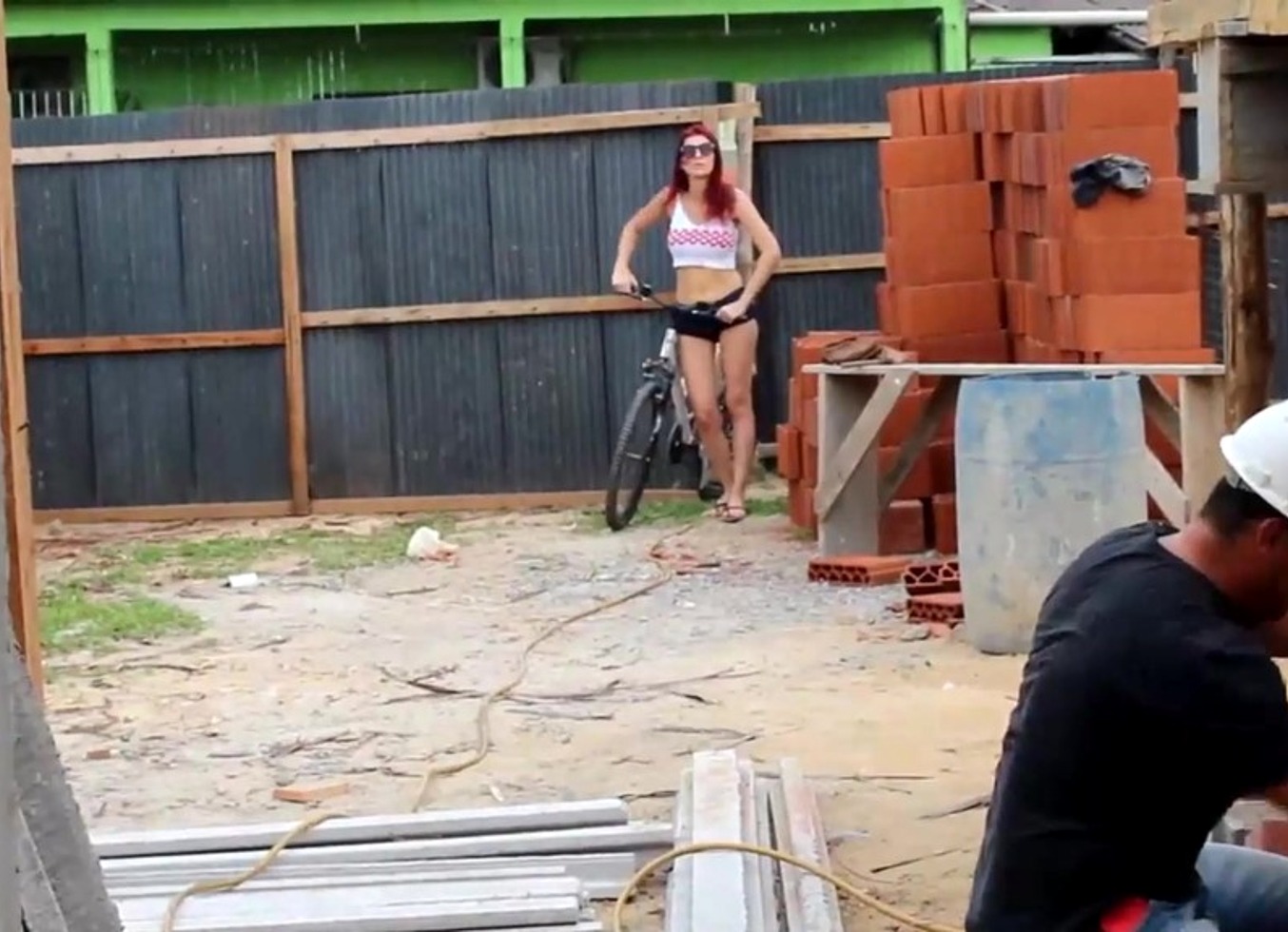 Trepando Na Obra Depois Do Banho De Mangueira