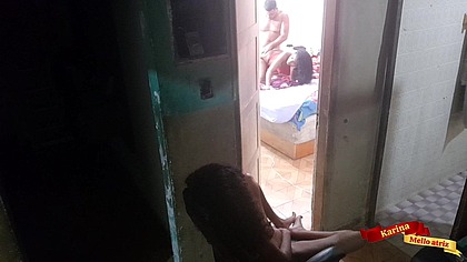 Peguei minha irma e meu tio transando e fiquei na portar do quarto me tocando...