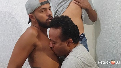 Hetero Dotado me fez de puta e o amigo dele me sarrando