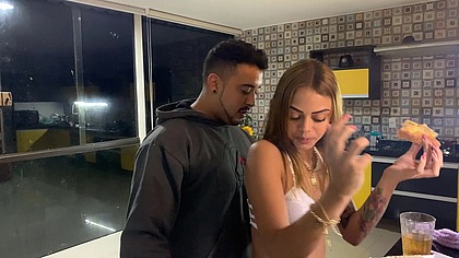 novinha transando com motoboy entregador depois de receber seu ido so de calcinha