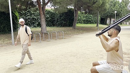 Recojo a un chico en el parque deportivo y me lo follo sin condon en mi cama – sexo gay casero