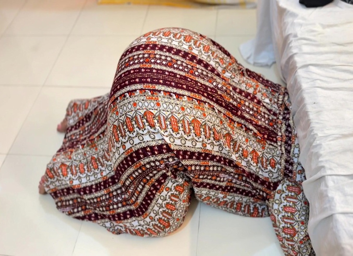 Saudi Beautiful Big Ass & Tight Pussy Stepmom Stuck Under Bed Now She Want Rough Anal From Stranger