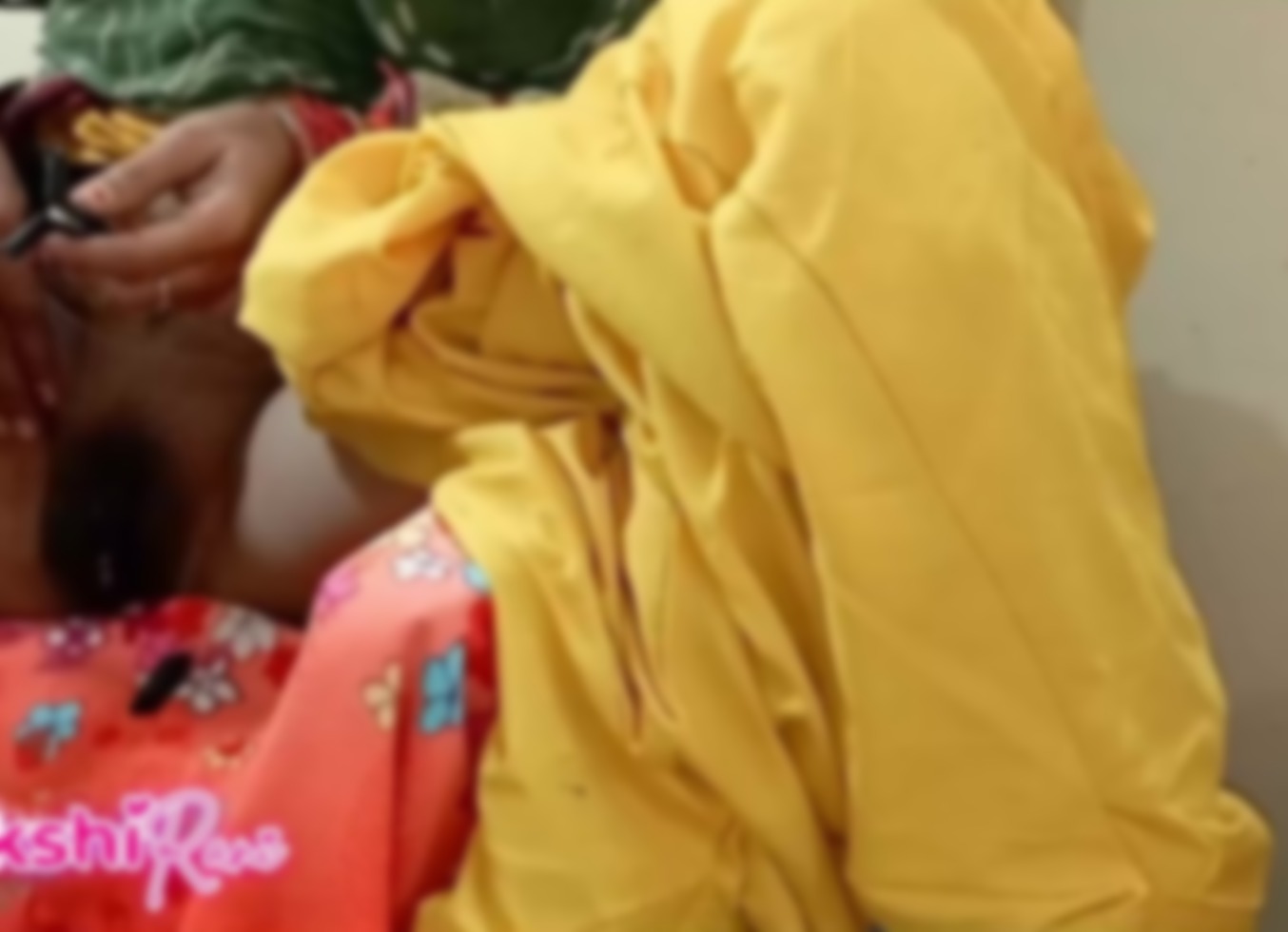 Malkin Bazar Gayi Thi To. Malik Ne Apni Maid Ke Chut Ke Baal Saaf Kare. Indian Pussy Shaving