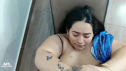 Le digo al puto de mi hijastro que entre a mi cuarto que necesito de su ayuda debajo de mis cobijas, pero el llega con su verga activada para mi boca - Historia completa