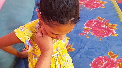 Minha enteada nao gosta quando vou muito fundo no cuzinho dela.