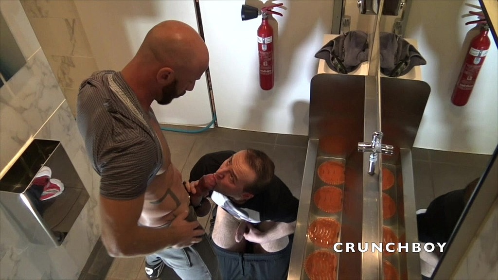 il se fait baiser dans les chiottes publiques (JESS ROYAN, Crunch Slideboy, Aymeric DeVille, Juan Thiers) il se fait baiser dans les chiottes publiques (JESS ROYAN, Crunch Slideboy, Aymeric DeVille, Juan Thiers)