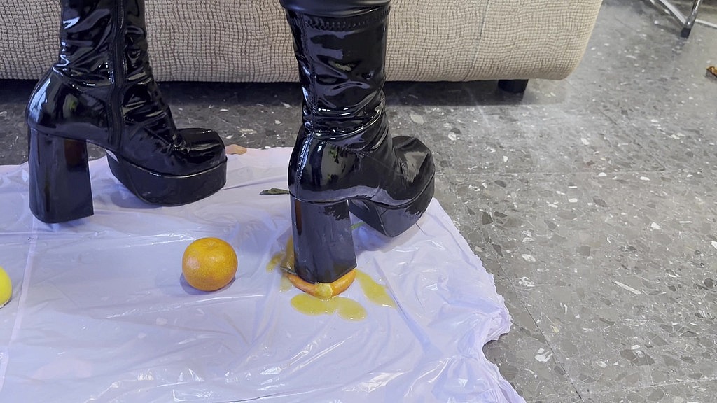 aplastando frutas con mis tacones (Lulitastar) aplastando frutas con mis tacones (Lulitastar)