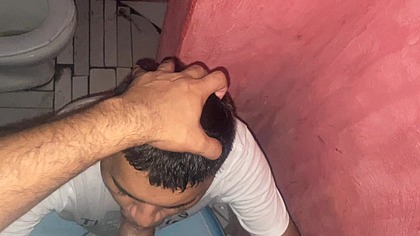 Putaria com nativos no banheiro do Bar.