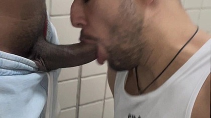 No banheiro do trabalho fodendo com novo funcionario da limpeza dotadao.