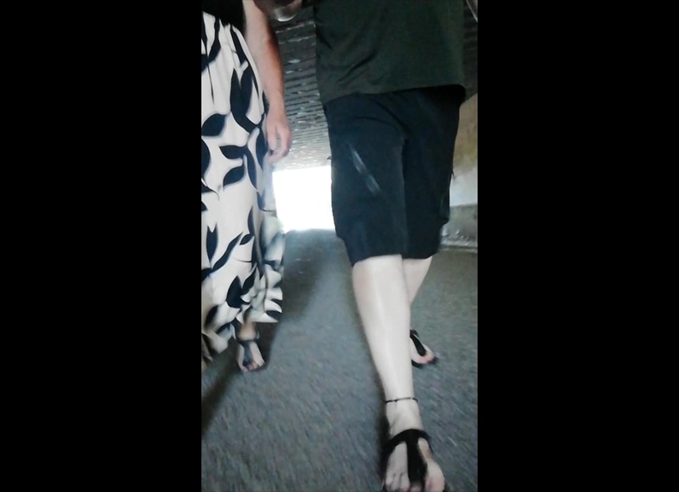 Spaziergang Mit Nylonjunge In Birkenstocks