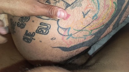 Botei o tatuado pra sentar na piroca - 02