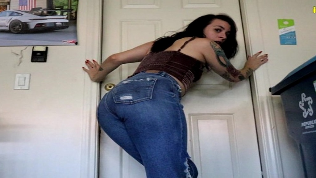 mia hope desperate to pee wetting her jeans (Mia Hope) mia hope desperate to pee wetting her jeans (Mia Hope)