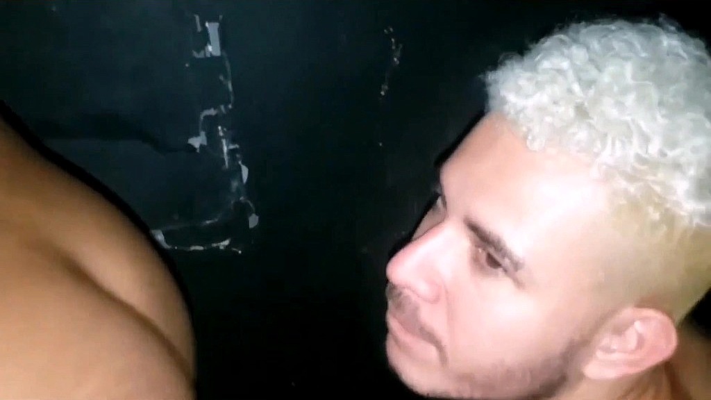 o garcom safado chupou meu pau e lambeu meu cu no dark room da balada. () o garcom safado chupou meu pau e lambeu meu cu no dark room da balada. ()
