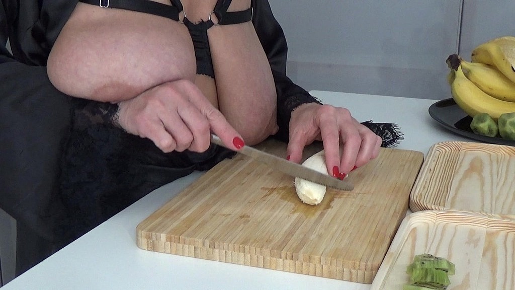 великі сиськи різання фруктів (Аннабуст) big tits cutting fruits (Annabust)