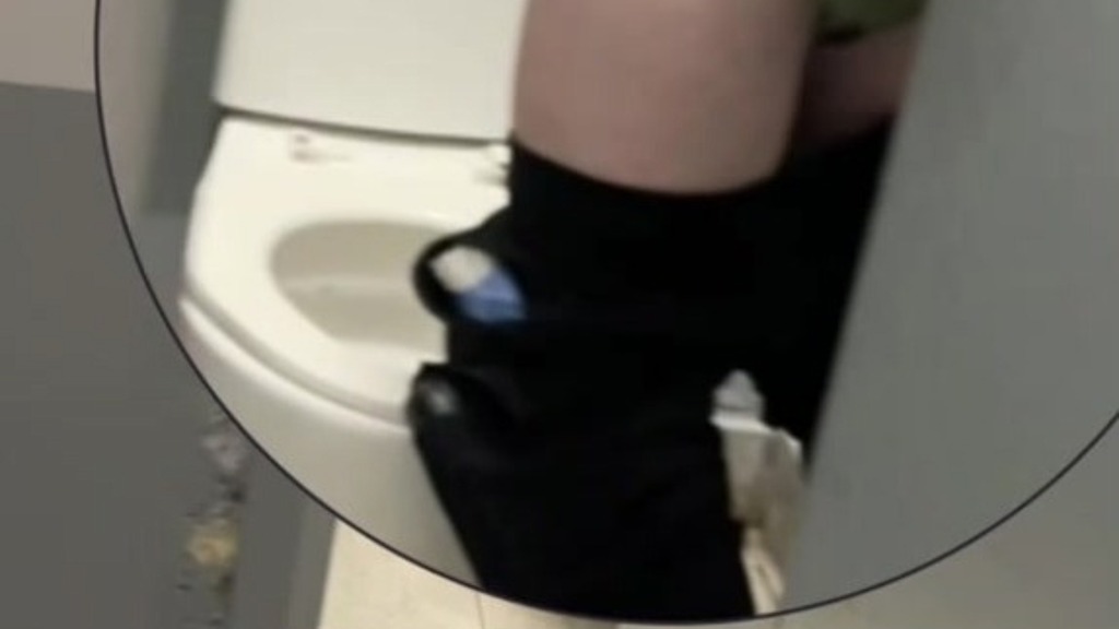 boy opens cubicle and catch his friend peeing (in a club s public toilets) (Biflatmate) boy opens cubicle and catch his friend peeing (in a club s public toilets) (Biflatmate)