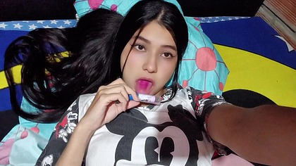 18-year-old college girl masturbates with her dildo( XVIDEOS RED)