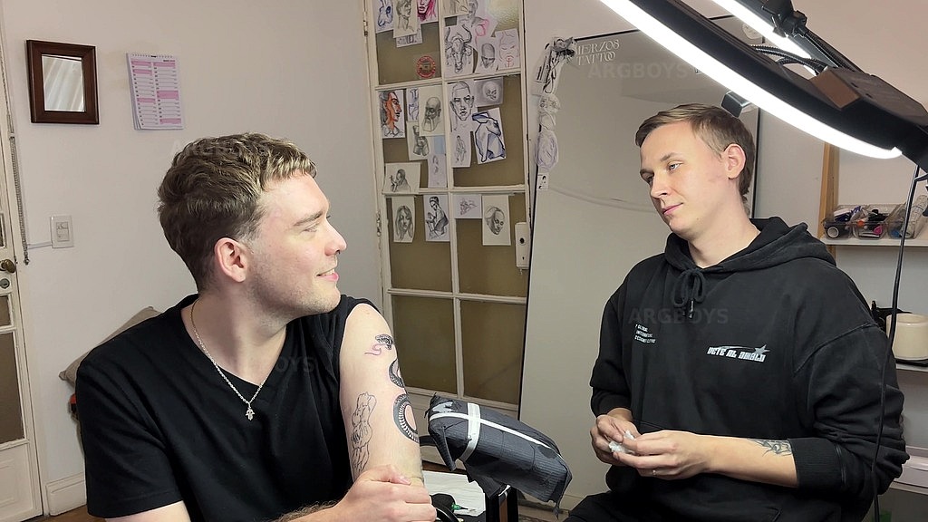 sexy tattoo artist gets his cock sucked while eating client’s big ass until he cums messily (Argboy,Kinky Arty) sexy tattoo artist gets his cock sucked while eating client’s big ass until he cums messily (Argboy,Kinky Arty)