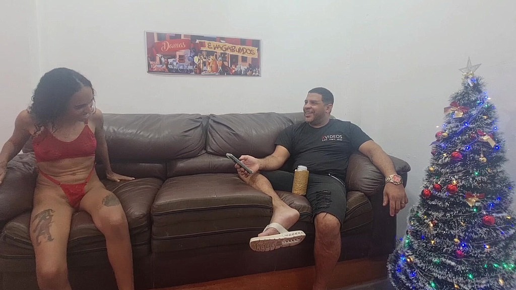 surfistinha no sofa com leo ogro revela que se arrepende de ter abandonado a filha e foi trabalhar em cabare por estar no tedio em casa. (Leo Ogro, Dessinha Carioca) surfistinha no sofa com leo ogro revela que se arrepende de ter abandonado a filha e foi trabalhar em cabare por estar no tedio em casa. (Leo Ogro, Dessinha Carioca)