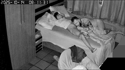 Tinha um morador de rua precisando de uma caridade e levei-o para o meu quarto,e acordei com ele me mamando