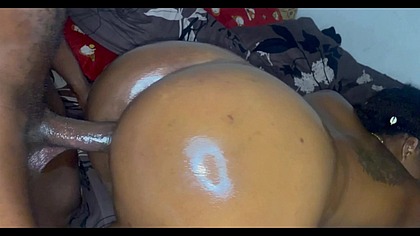 fille aux gros seins apprecie la grosse bite tandis qu'elle gemit sans arret