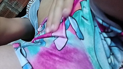 Latina se mete los dedos en su pussy