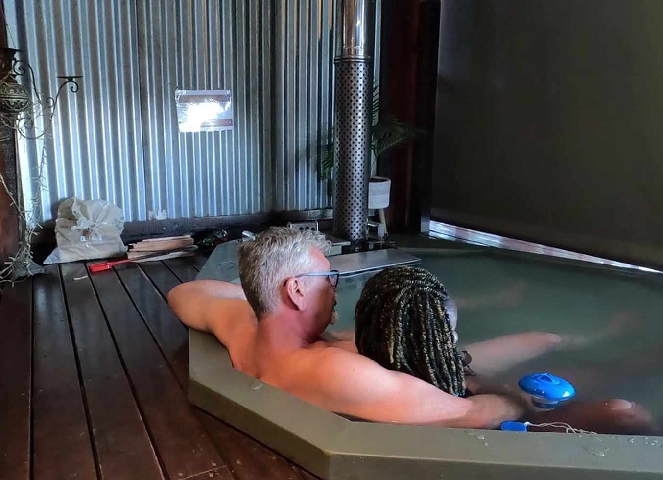 Ebony MILF Gets Her Ass Eaten And Pussy Fingered In A Hot Tub