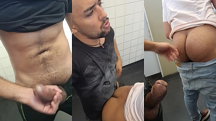 No mictorio do banheiro chegou um macho que me presenteou com seu cuzinho.