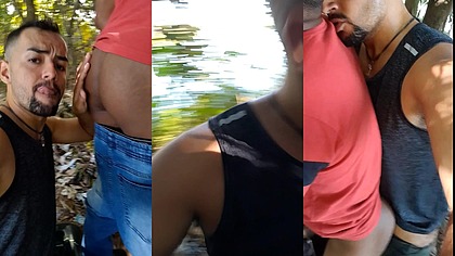 Foda interracial com o negao bem dotado de piroca e de rabo, sendo fodido e gozando no bosque.