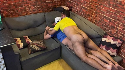 ERA APENAS PARA ASSISTIR O JOGO NA TV, MAIS FOI FODIDO NO SOFA