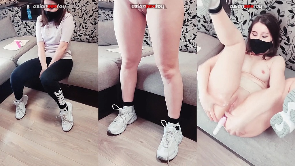 AsianSexToy Lilia: хтива азійська дівчина дивиться порно та жорстко кінчає анальною іграшкою (AnalVids.com) lustful asian girl watches porn and cums hard with anal toy (AsianSexToy Lilia)