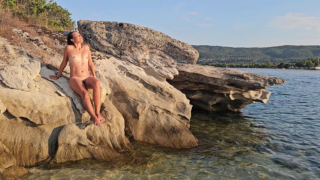 watching a nudist girl on playa nudista#hot pee on a big rock (DaddyPower4) watching a nudist girl on playa nudista#hot pee on a big rock (DaddyPower4)