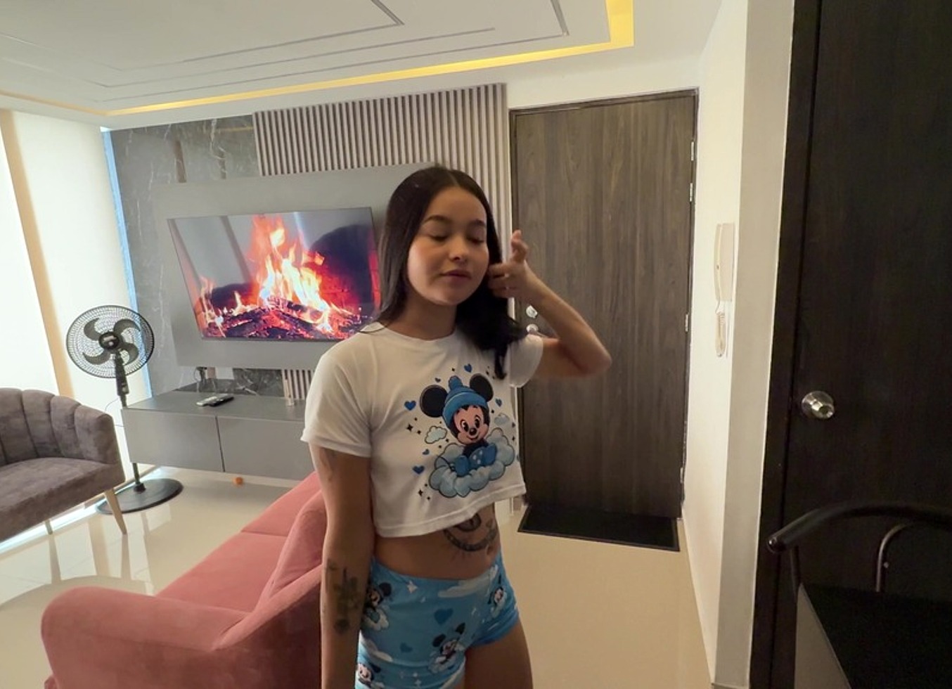 Mi Puta Vecina Me Pide Banarse En Mi Apartamento Como Unico Pretexto Para Que Me La Folle Mas Rico Que Su Marido. H.L