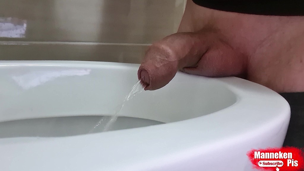 uncut dick pissing in the toilet (Mikel Prado) uncut dick pissing in the toilet (Mikel Prado)